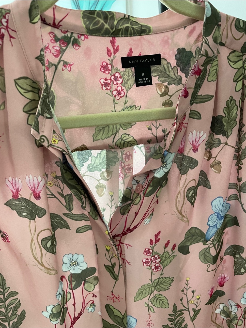 Ann Taylor Blush Pink Botanical Print Button-Front Blouse - Picture 4 of 6